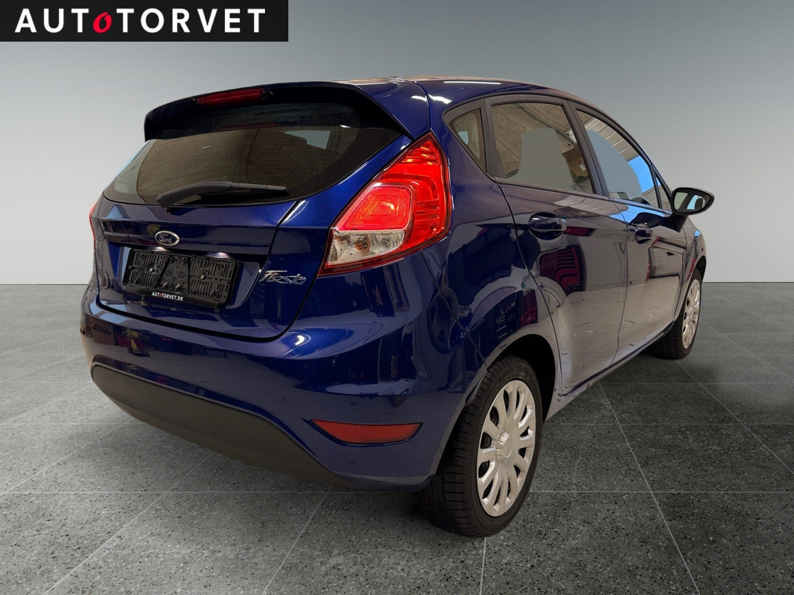 Blå Ford Fiesta fra 2015