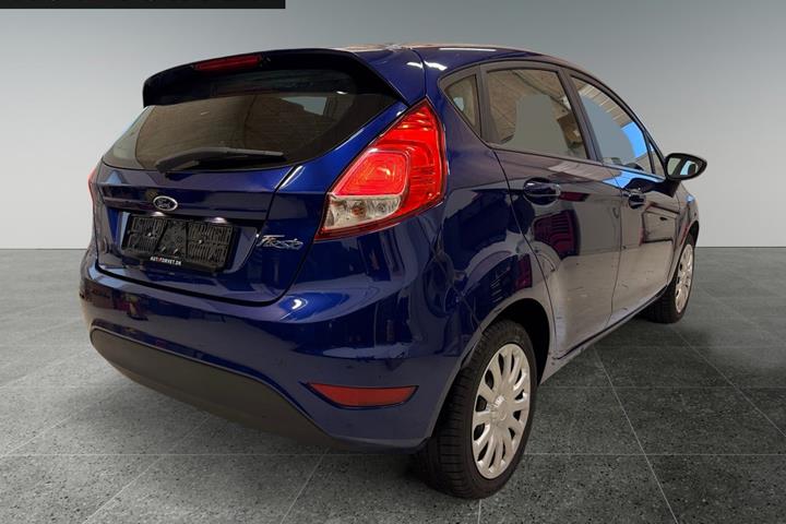 Blå Ford Fiesta fra 2015