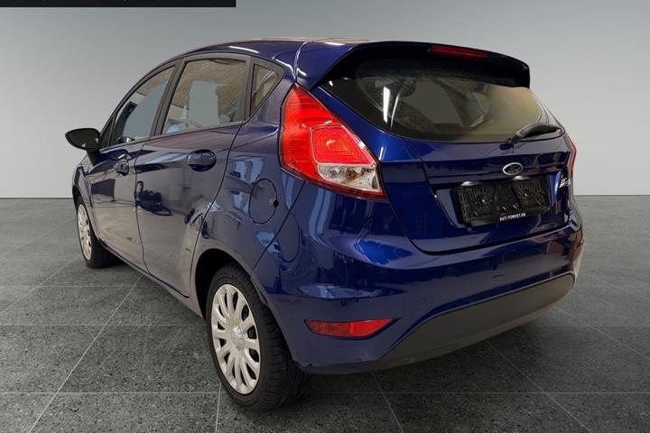 Blå Ford Fiesta fra 2015