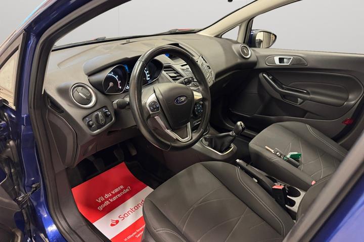 Blå Ford Fiesta fra 2015
