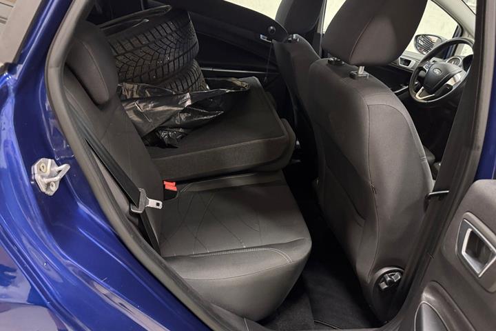 Blå Ford Fiesta fra 2015