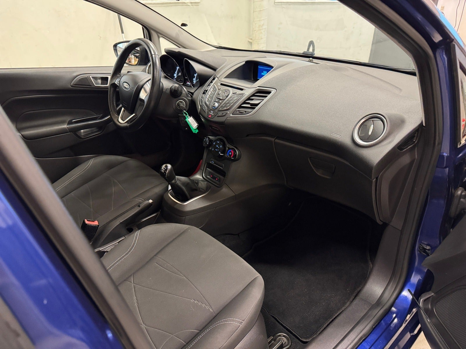 Blå Ford Fiesta fra 2015