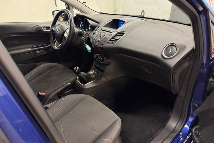 Blå Ford Fiesta fra 2015
