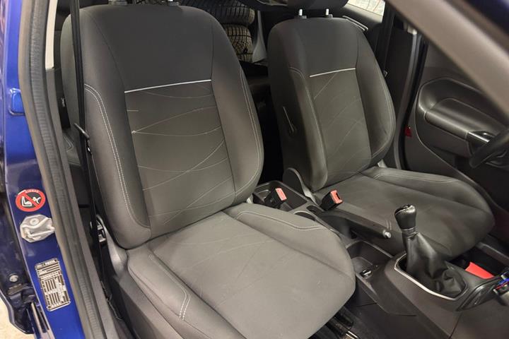 Blå Ford Fiesta fra 2015