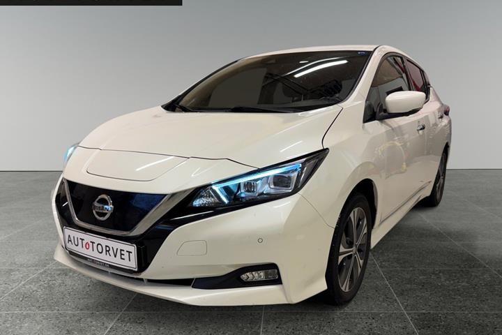 Hvid Nissan Leaf fra 2021 set udefra