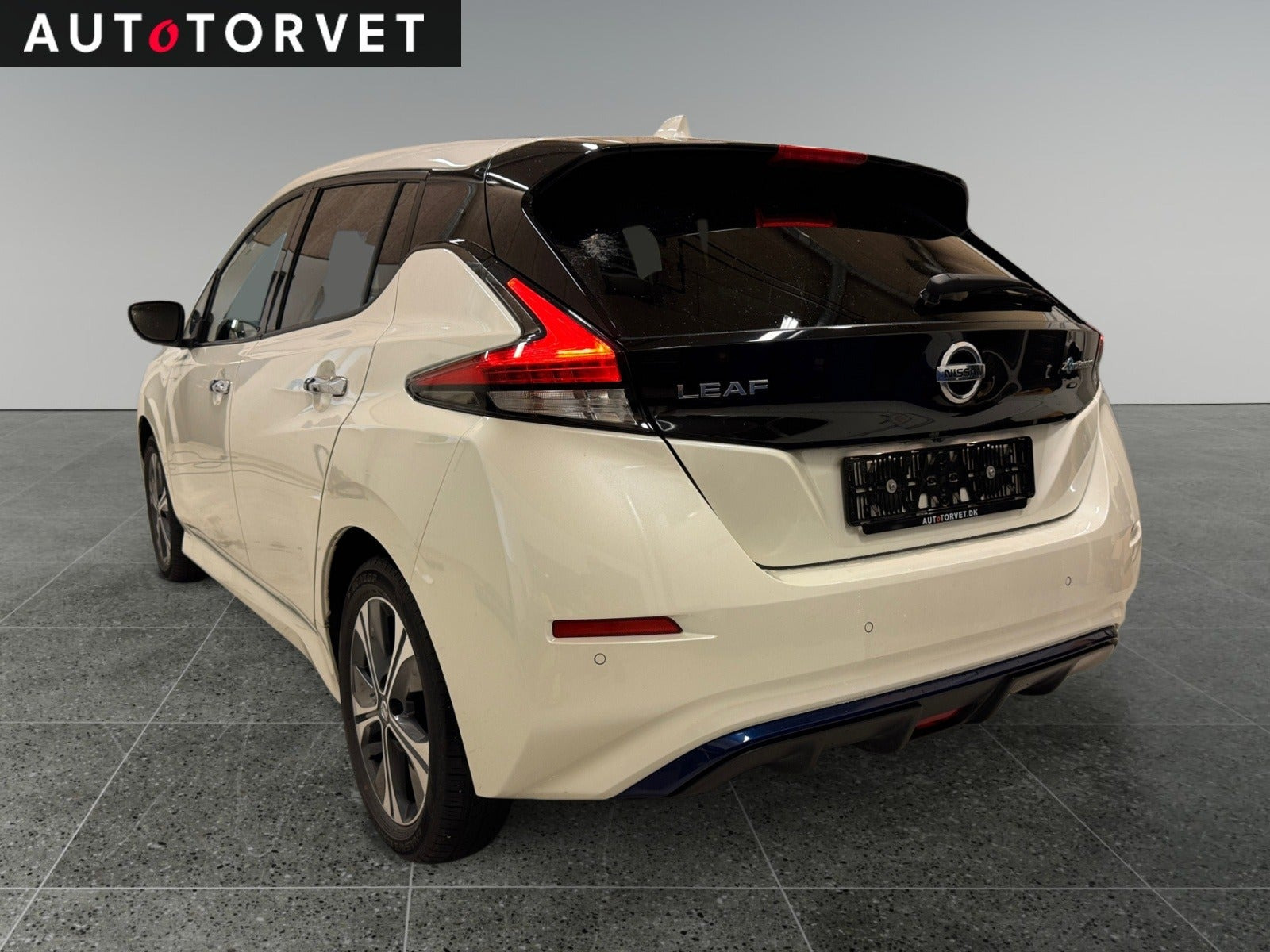 Hvid Nissan Leaf fra 2021