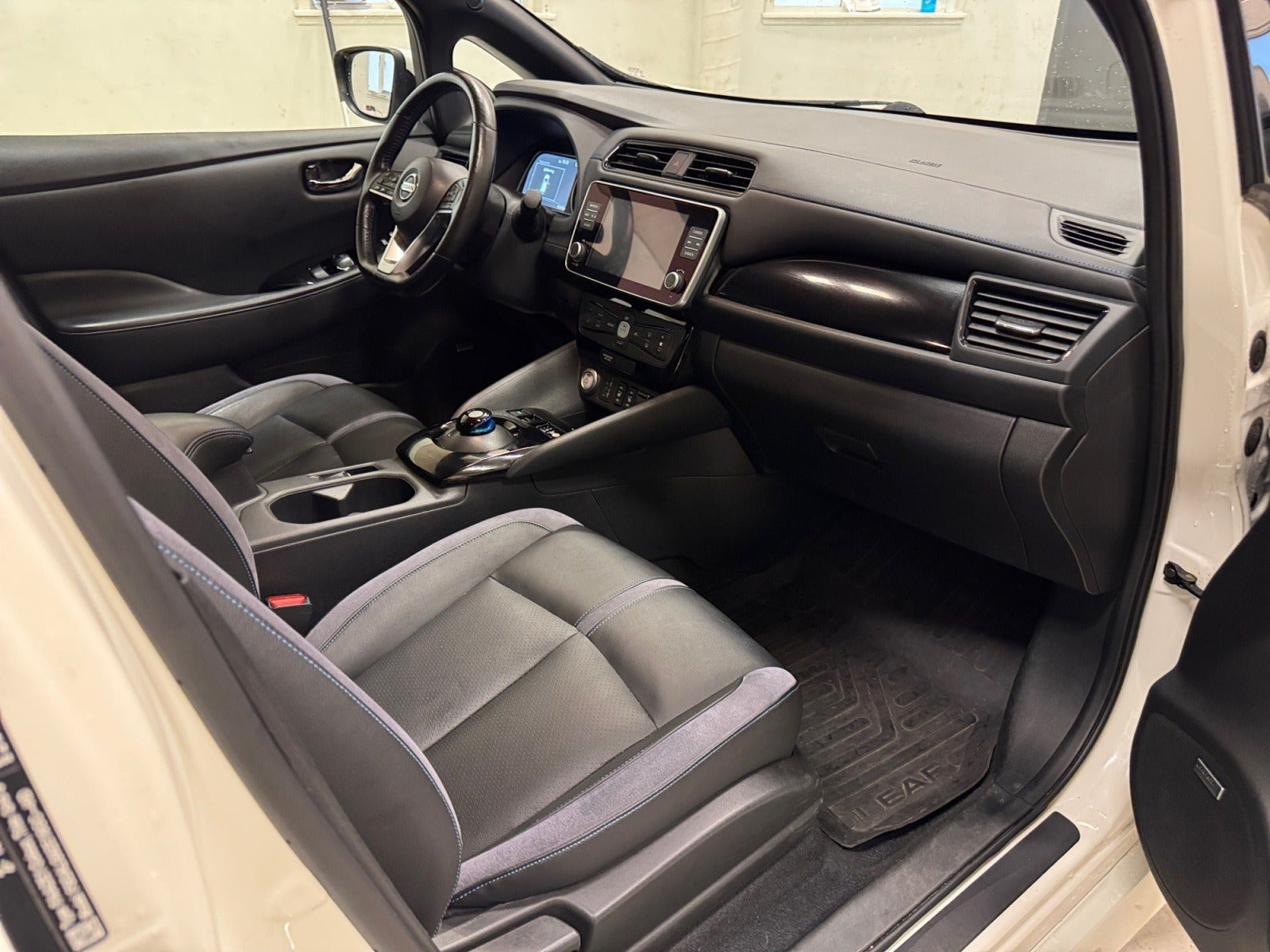Hvid Nissan Leaf fra 2021