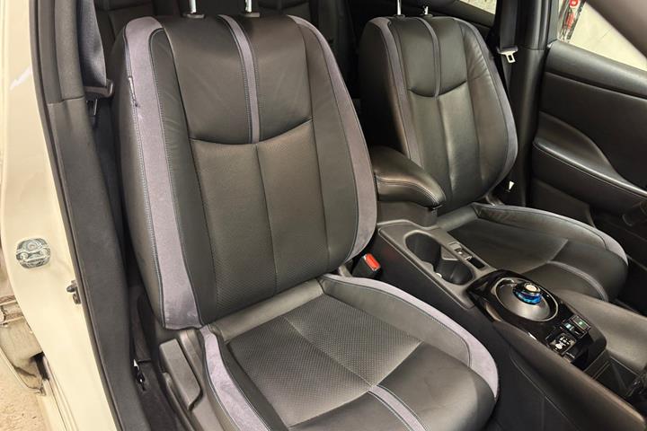 Hvid Nissan Leaf fra 2021