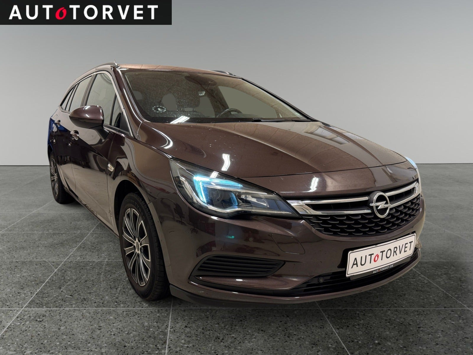 Brun Opel Astra fra 2018