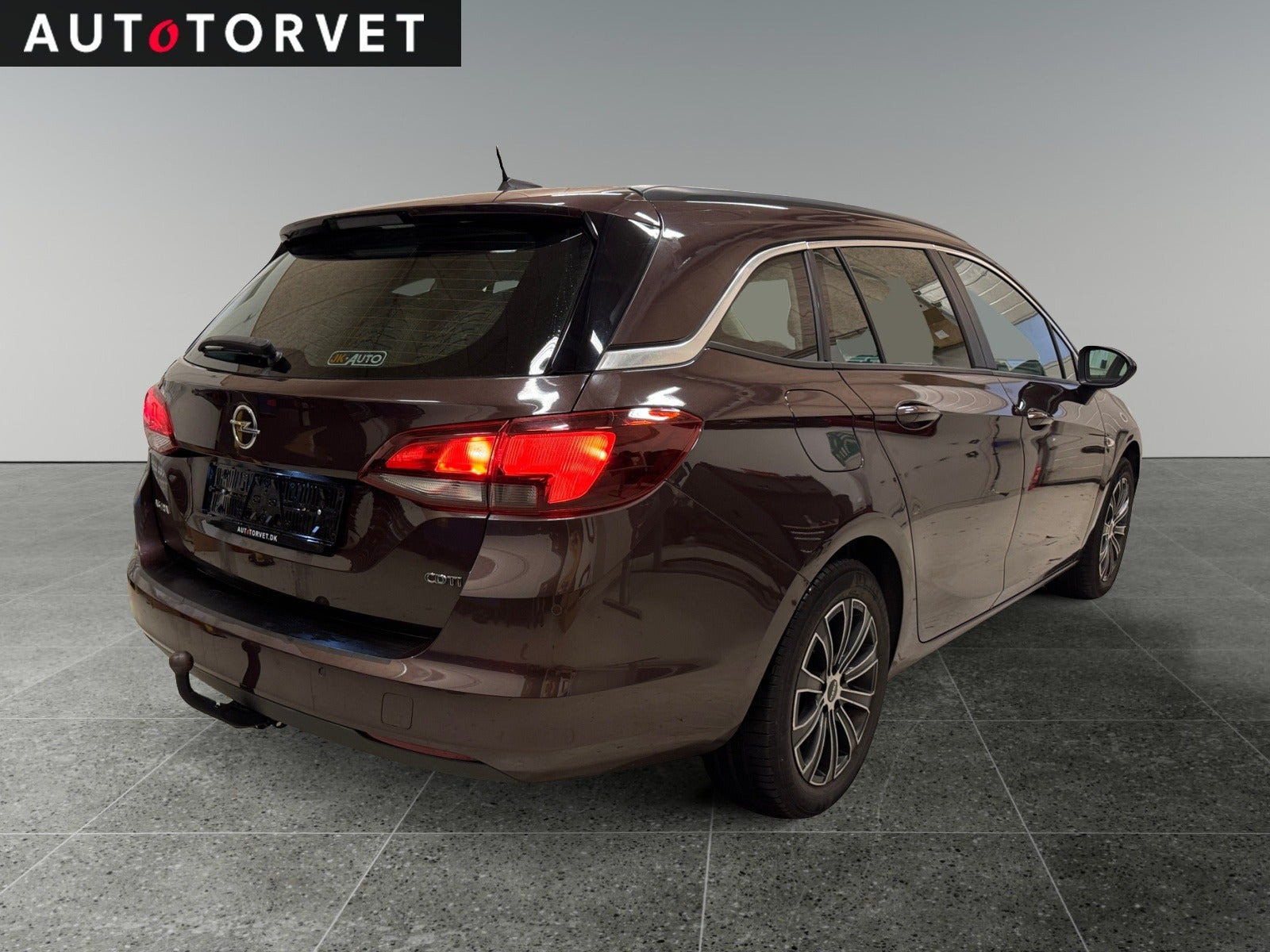 Brun Opel Astra fra 2018