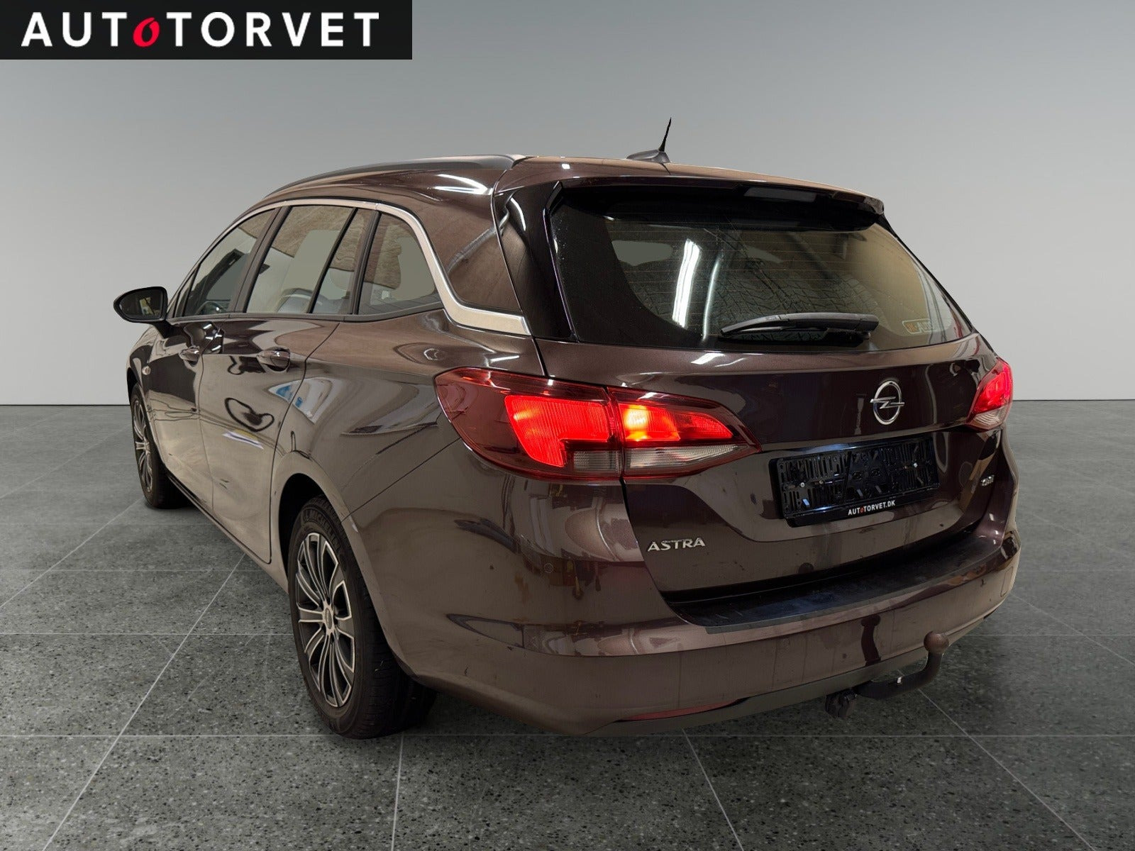 Brun Opel Astra fra 2018
