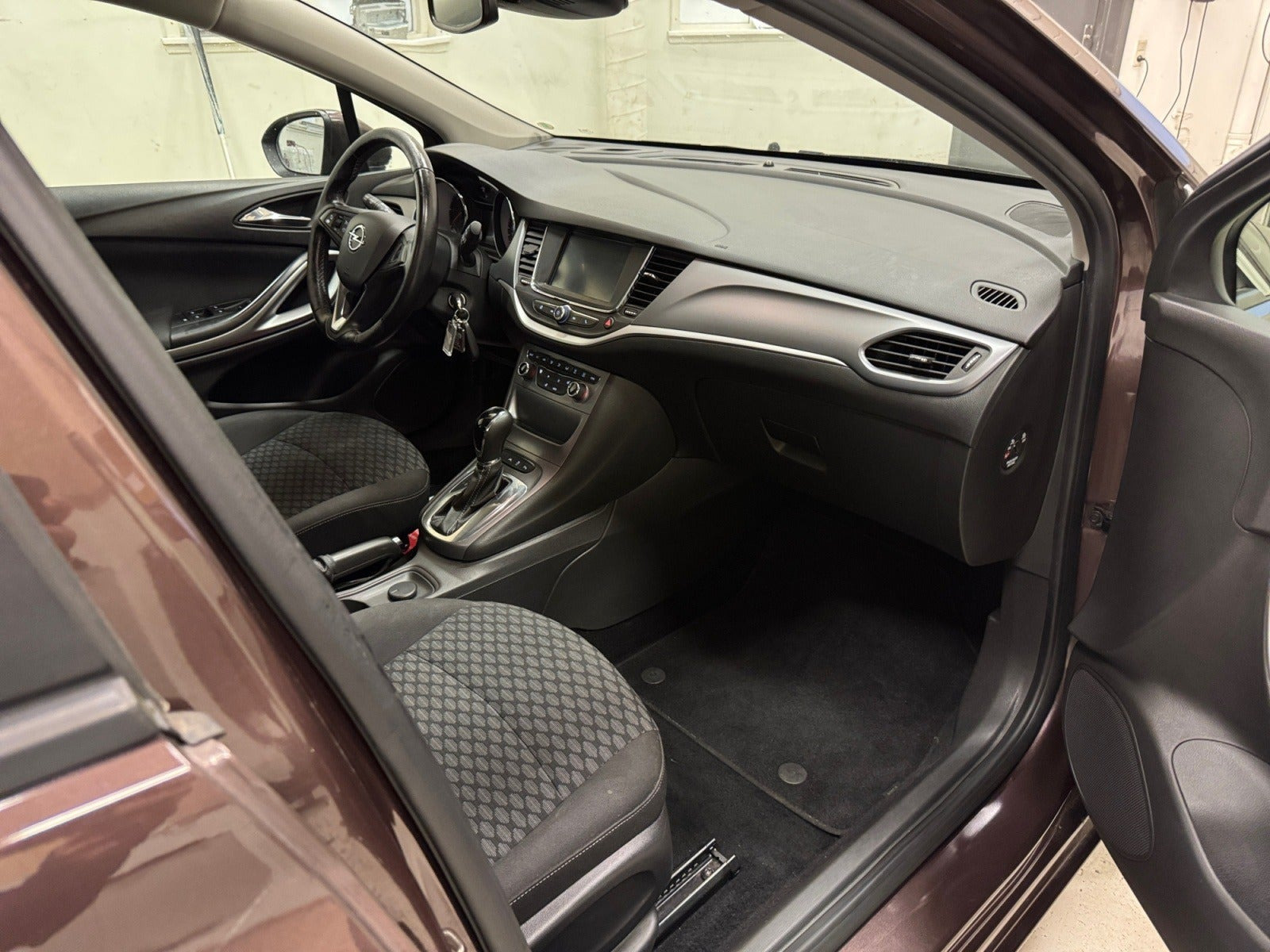 Brun Opel Astra fra 2018