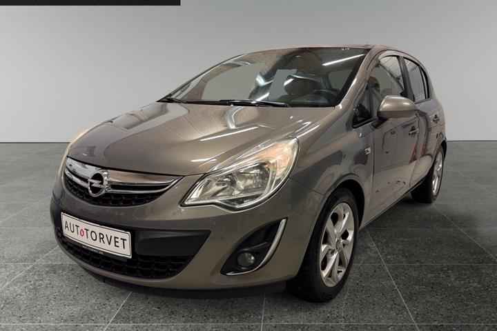 Grå Opel Corsa fra 2012 set udefra
