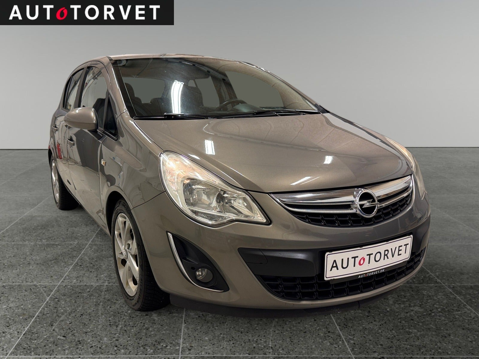 Grå Opel Corsa fra 2012