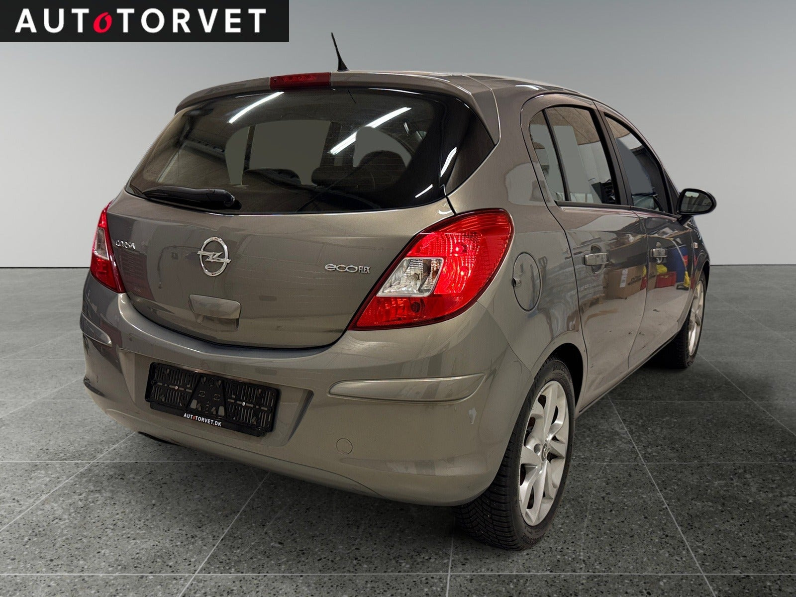 Grå Opel Corsa fra 2012