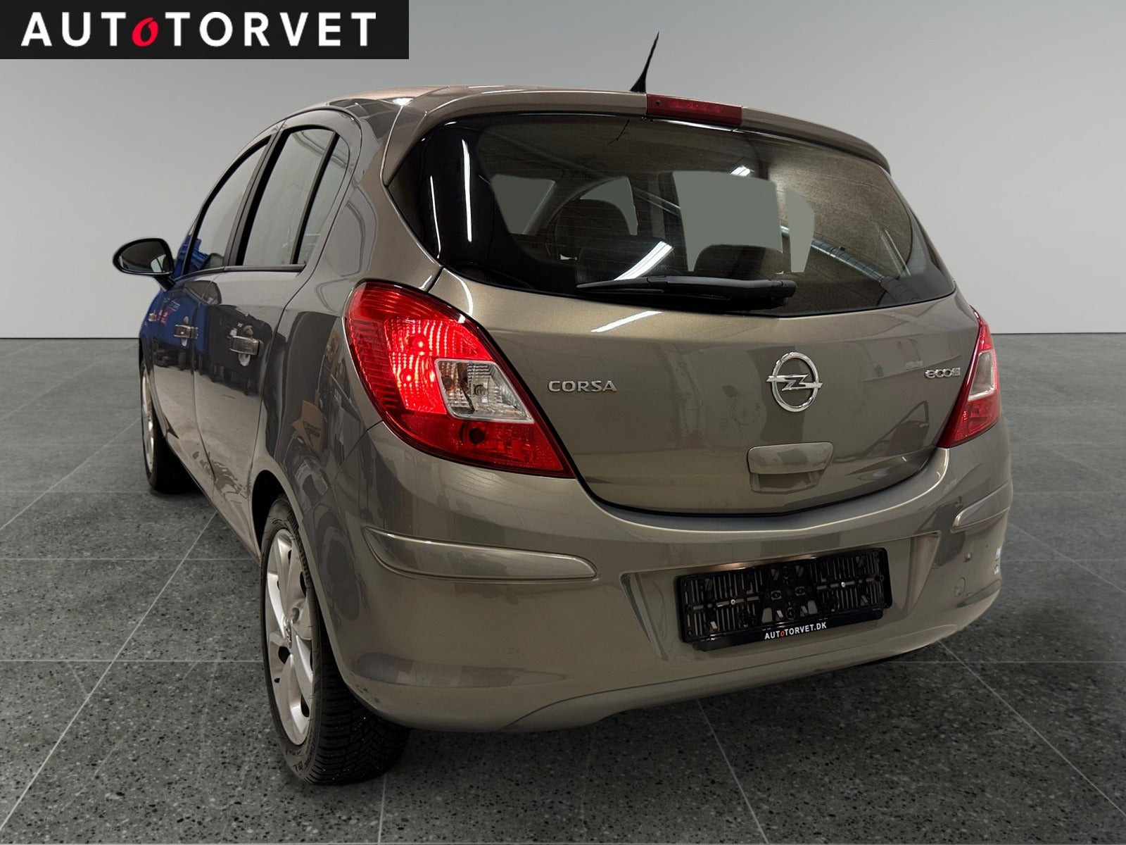 Grå Opel Corsa fra 2012