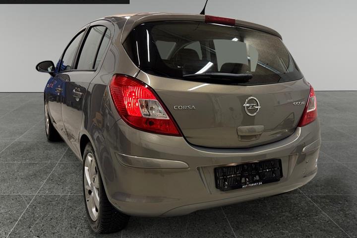 Grå Opel Corsa fra 2012