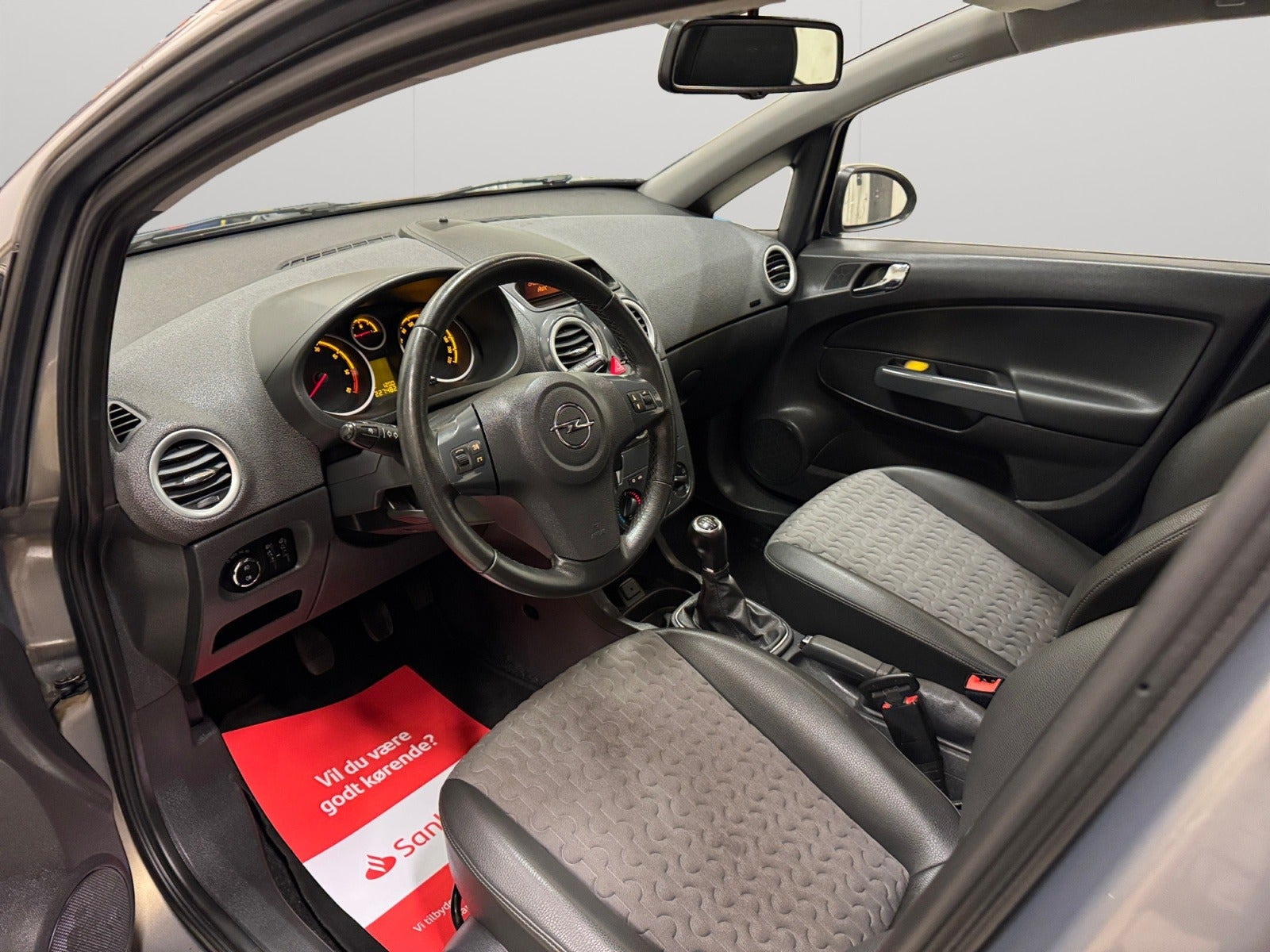 Grå Opel Corsa fra 2012