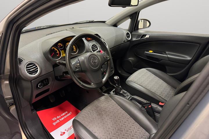 Grå Opel Corsa fra 2012