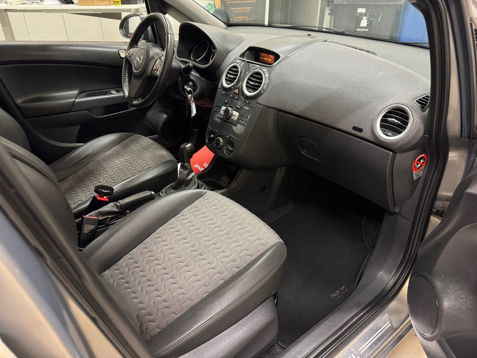 Grå Opel Corsa fra 2012