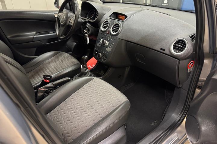 Grå Opel Corsa fra 2012