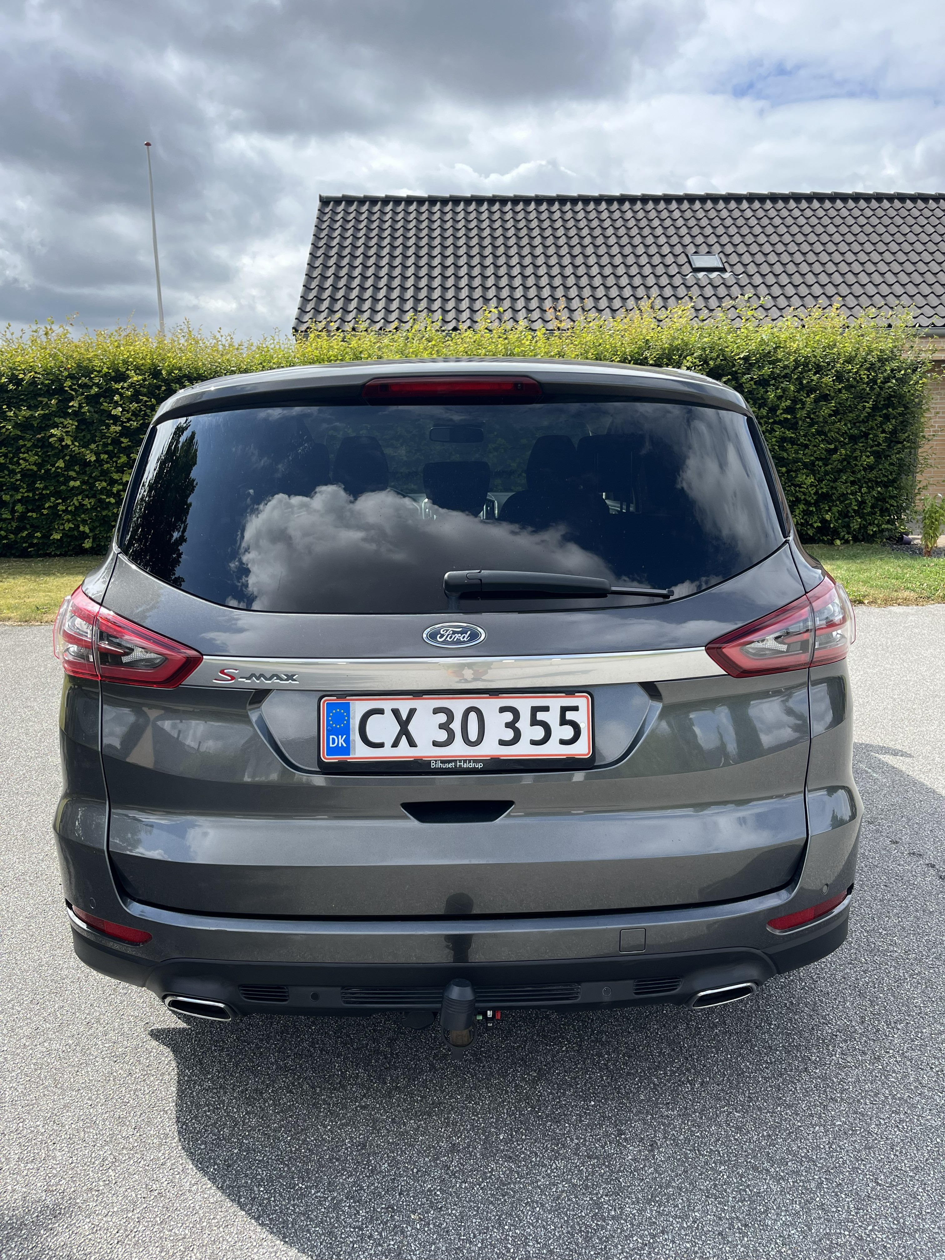 Grå Ford S-MAX fra 2017