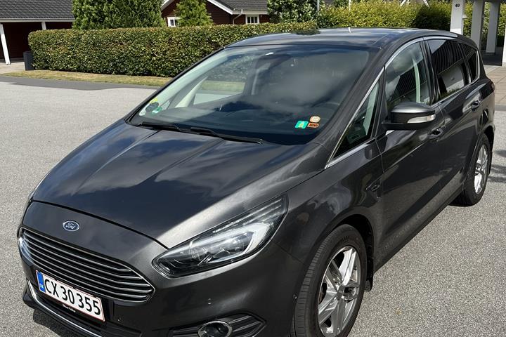 Grå Ford S-MAX fra 2017