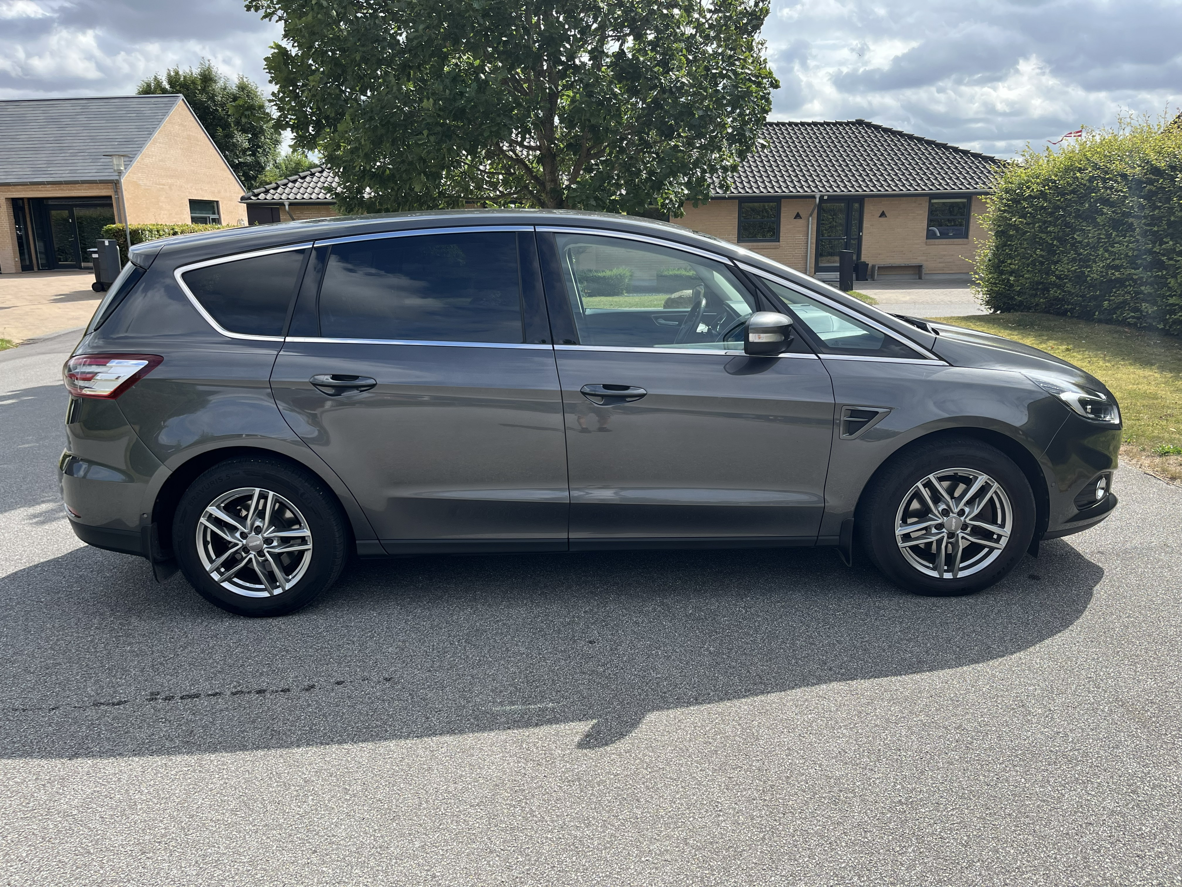 Grå Ford S-MAX fra 2017