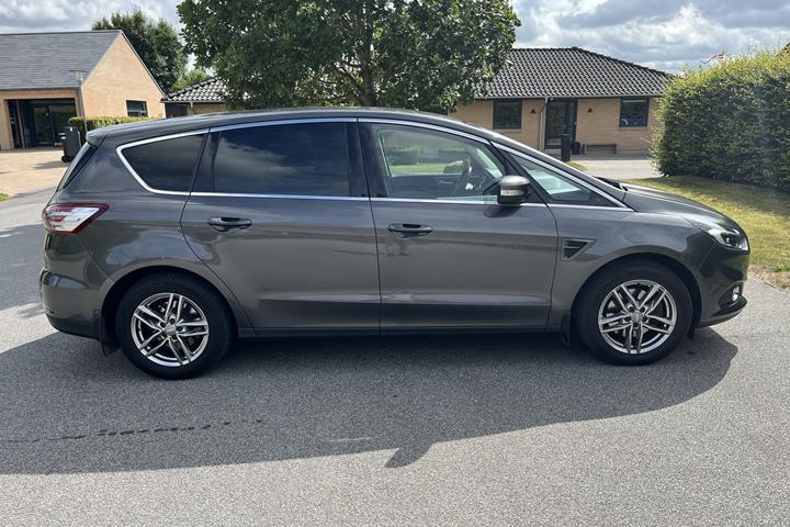 Grå Ford S-MAX fra 2017