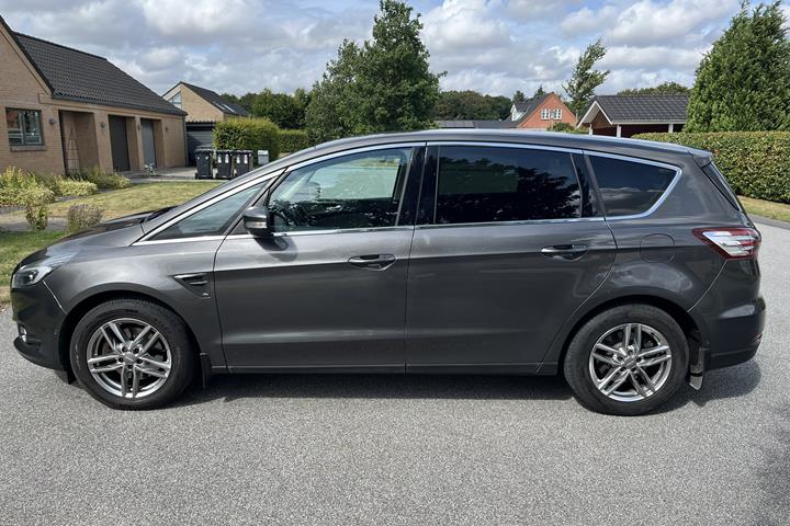 Grå Ford S-MAX fra 2017