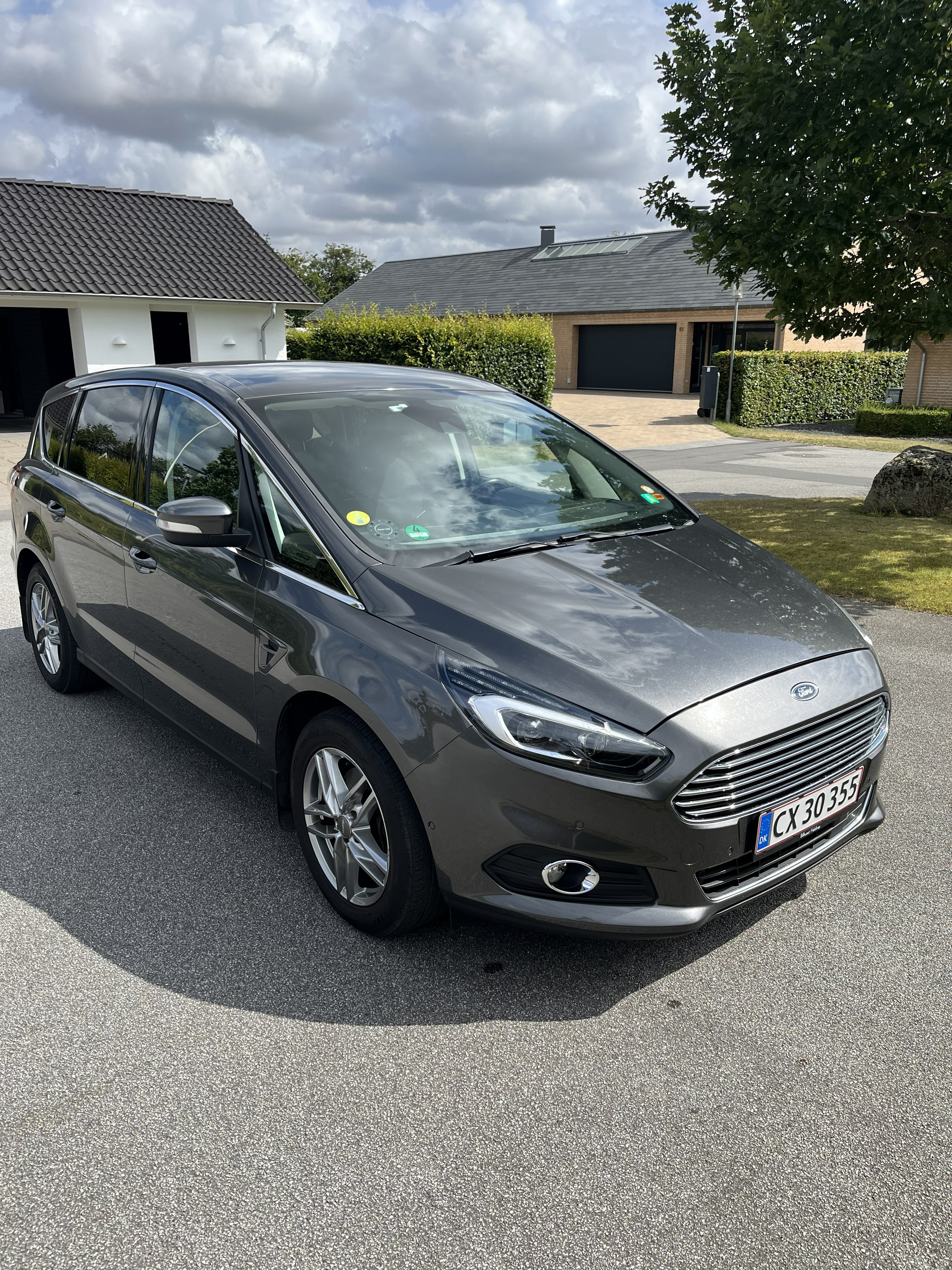 Grå Ford S-MAX fra 2017