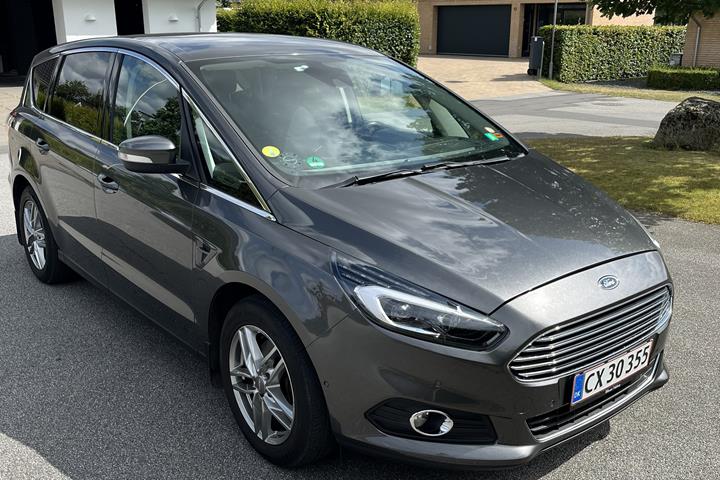 Grå Ford S-MAX fra 2017