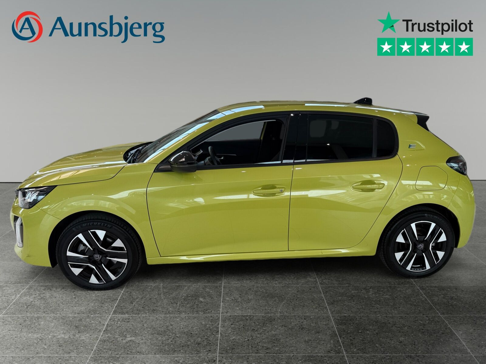Gul Peugeot e-208 fra 2024