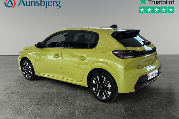 Gul Peugeot e-208 fra 2024