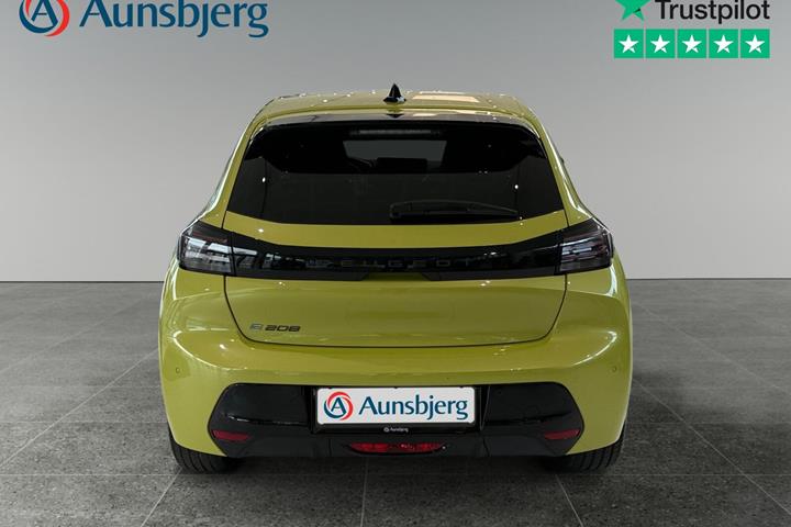 Gul Peugeot e-208 fra 2024