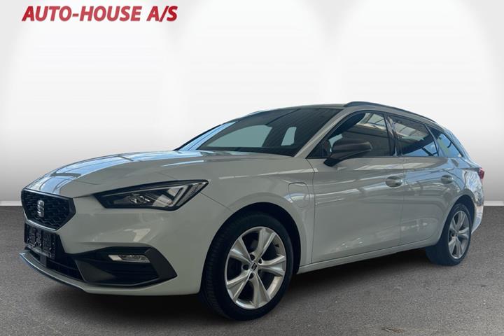 Hvid Seat Leon fra 2021 set udefra