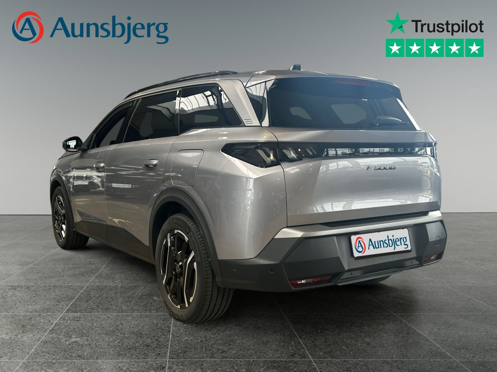 Grå Peugeot e-5008 fra 2025