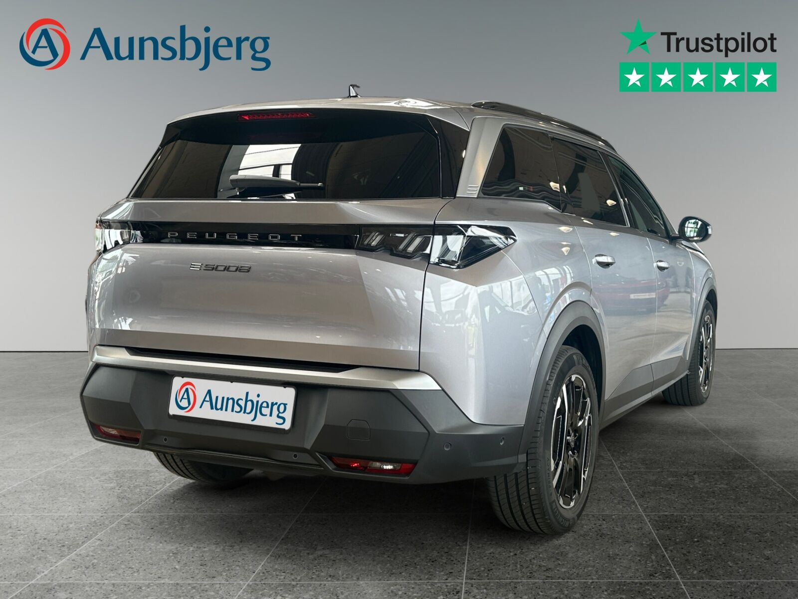 Grå Peugeot e-5008 fra 2025