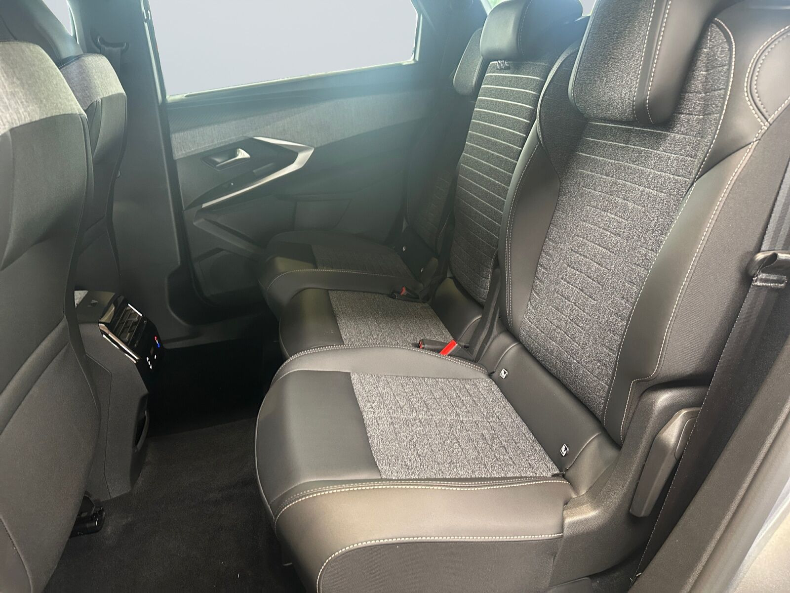 Grå Peugeot e-5008 fra 2025