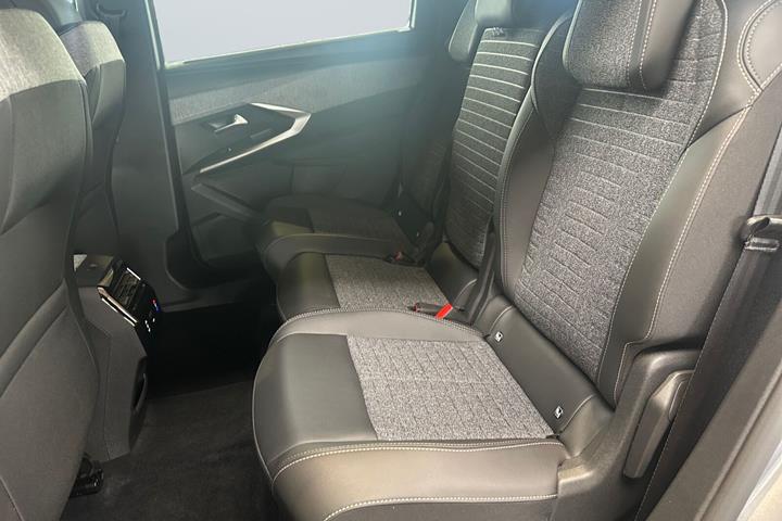 Grå Peugeot e-5008 fra 2025