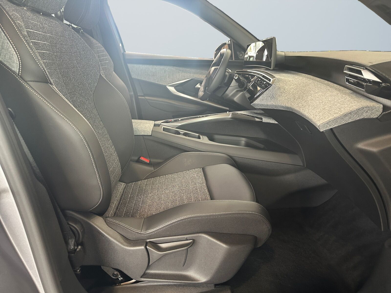 Grå Peugeot e-5008 fra 2025