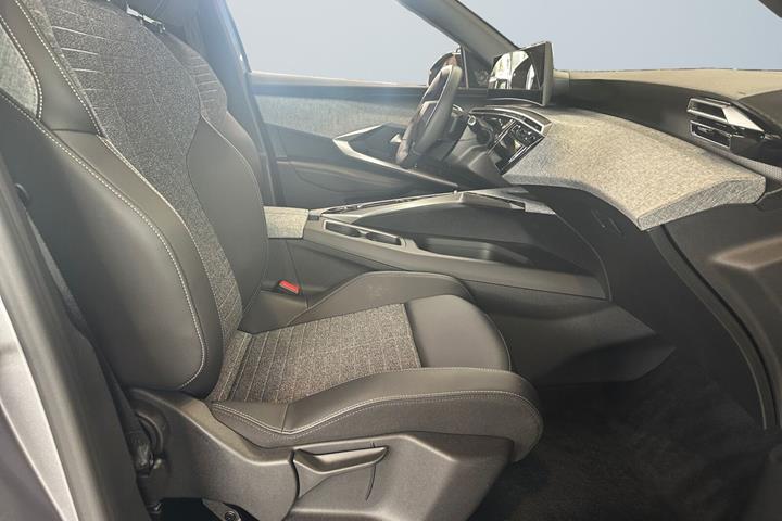 Grå Peugeot e-5008 fra 2025