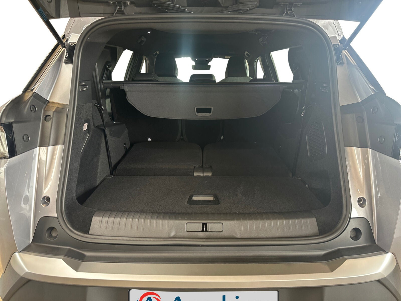 Grå Peugeot e-5008 fra 2025