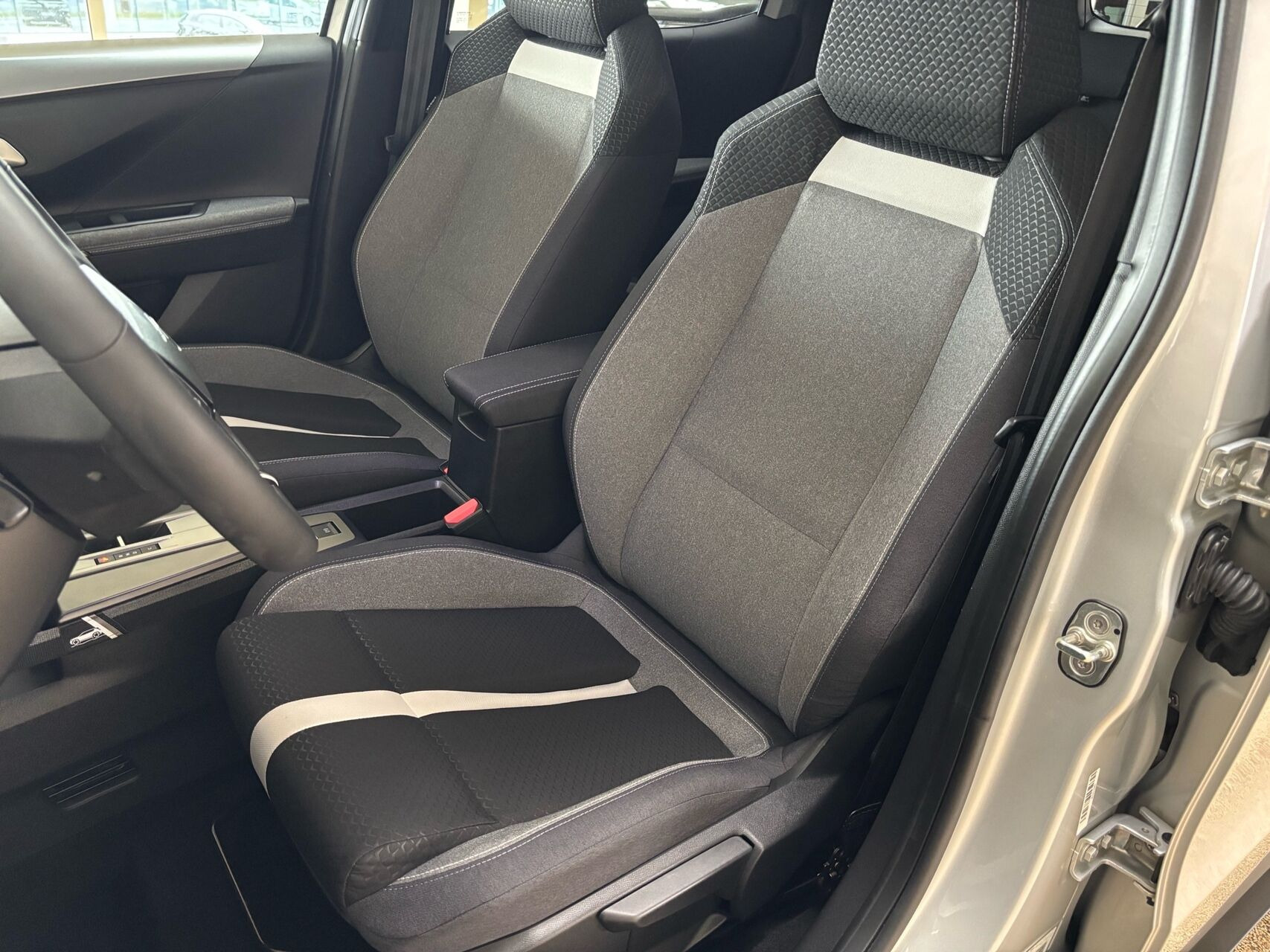 Sølv Opel Frontera fra 2025