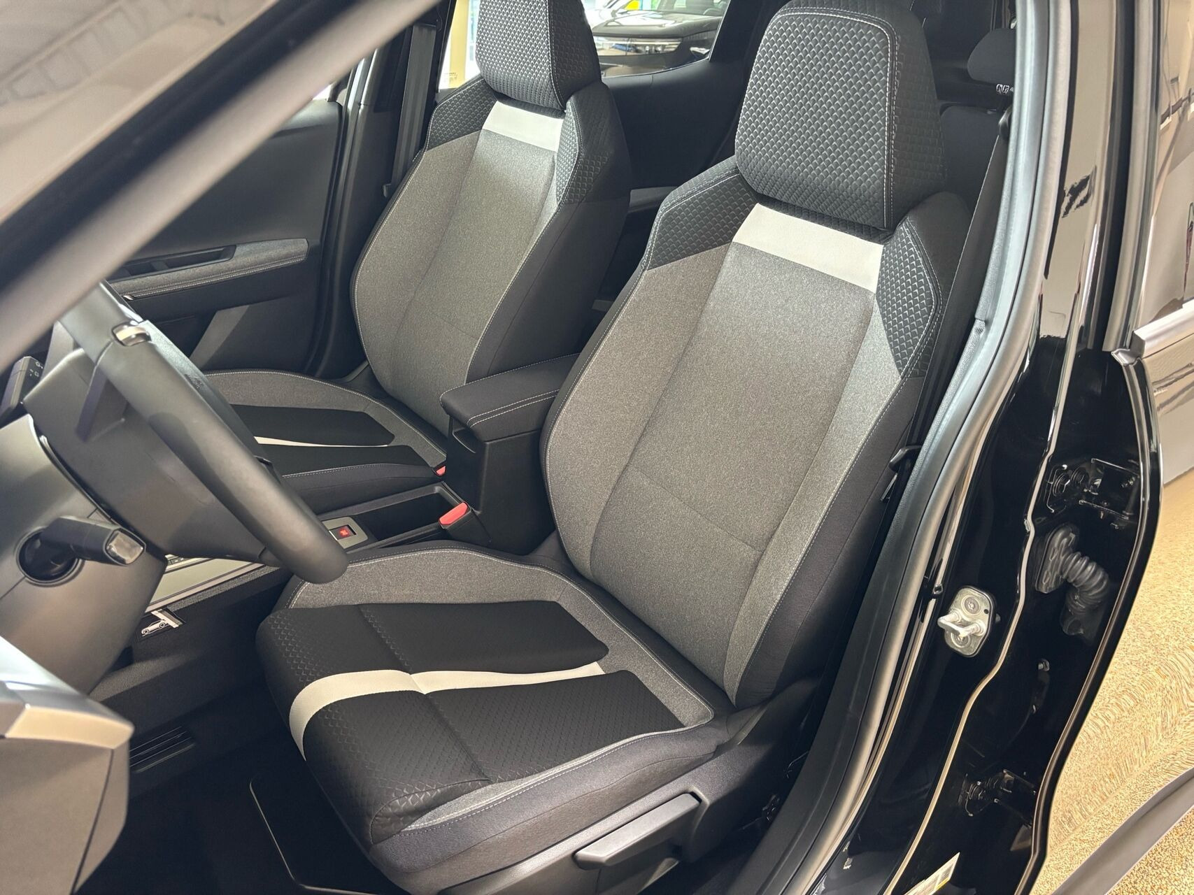 Sort Opel Frontera fra 2025