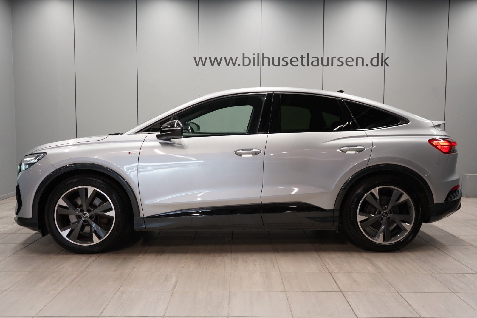 Sølv Audi Q4 e-tron fra 2022