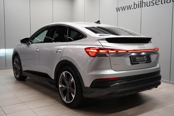 Sølv Audi Q4 e-tron fra 2022