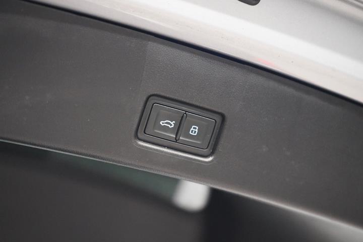 Sølv Audi Q4 e-tron fra 2022