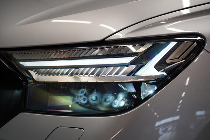 Sølv Audi Q4 e-tron fra 2022