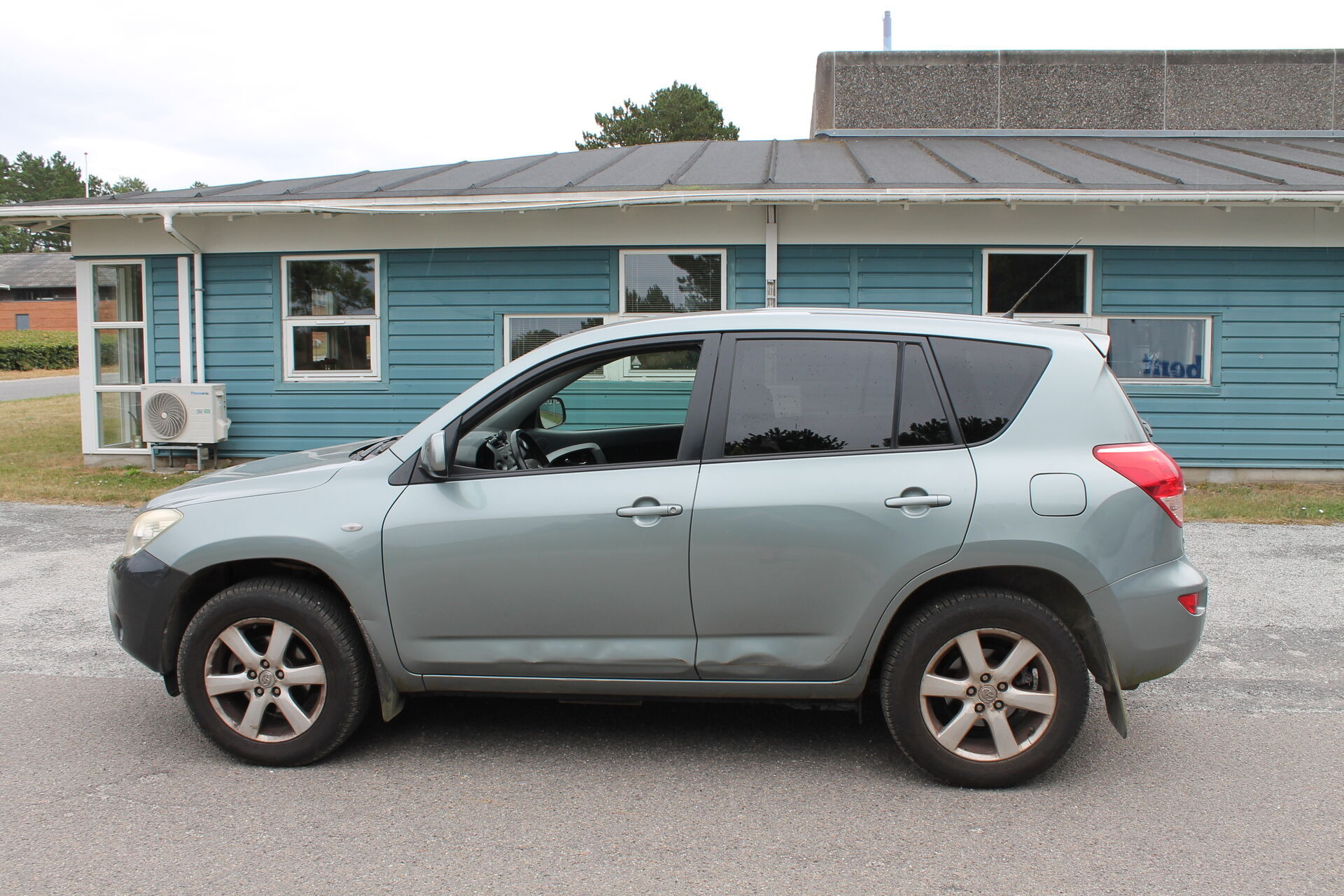 Sølv Toyota RAV4 fra 2008